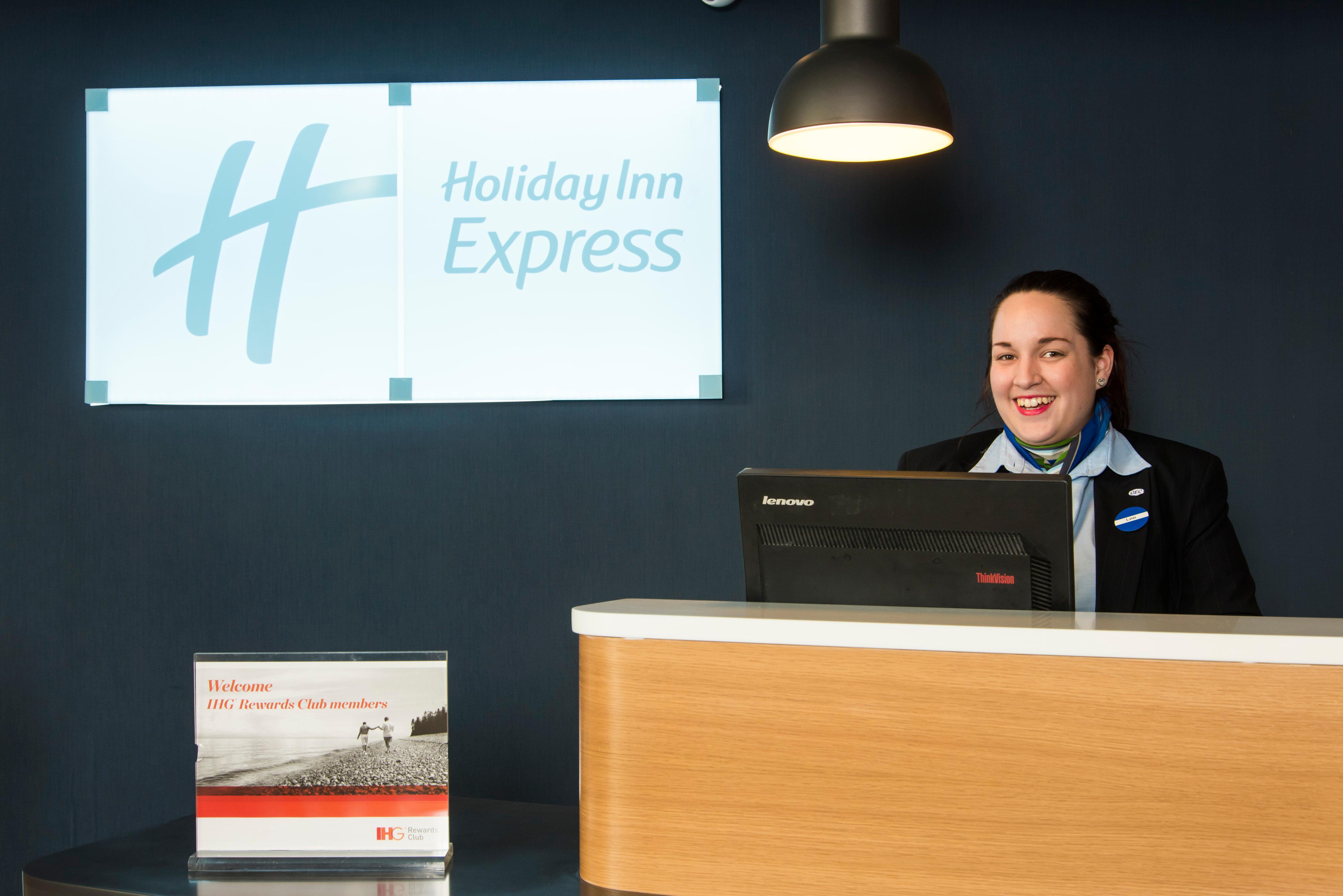Holiday Inn Express Portsmouth - North By Ihg Exterior foto